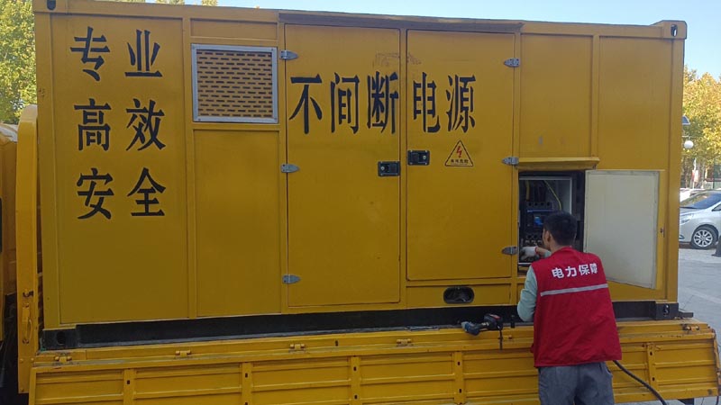平湖柴油发电机组和UPS电源配合使用时，如何避免切换过程中的电力中断？